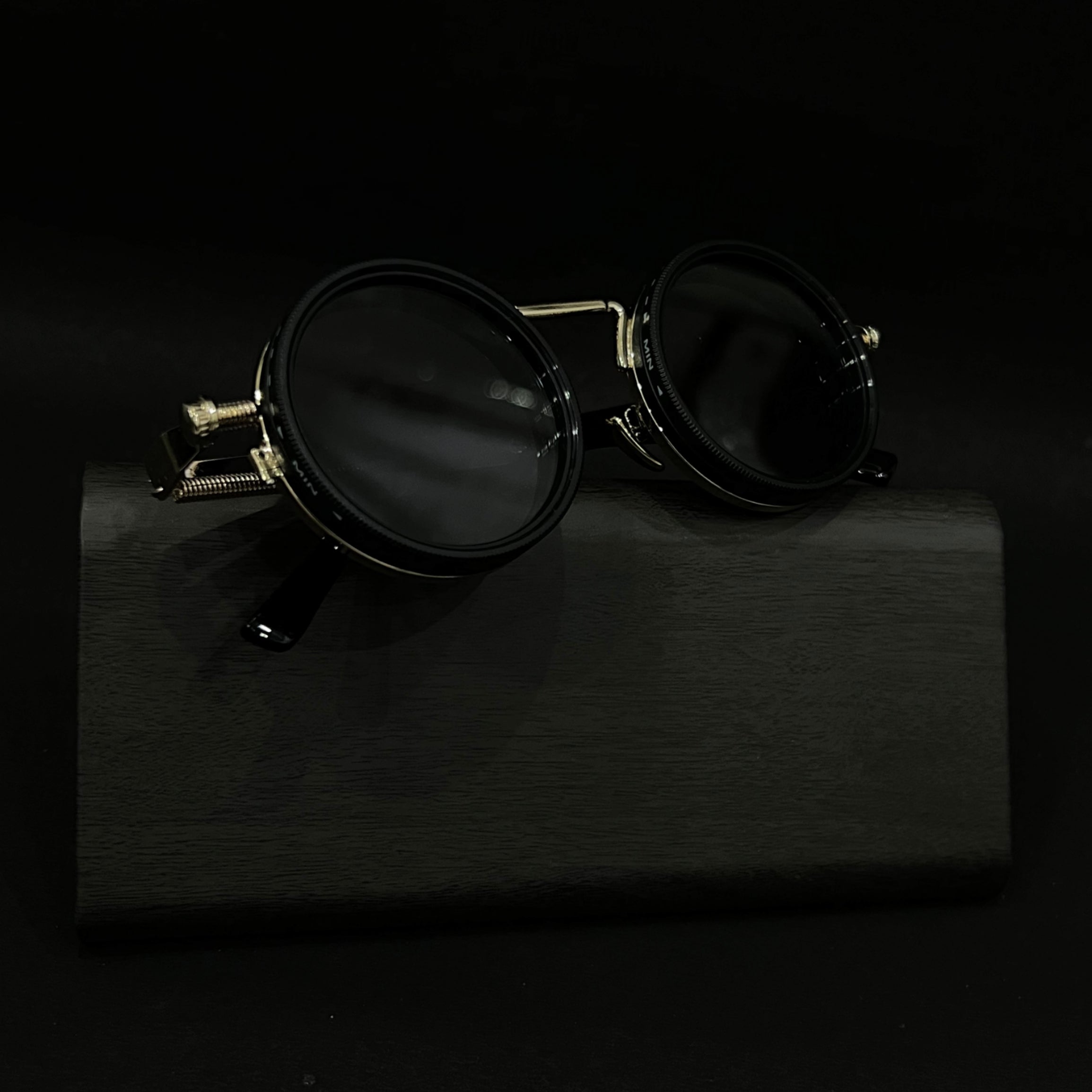 Cosmoir Shadowcore with Adjustable Tint (Gold)